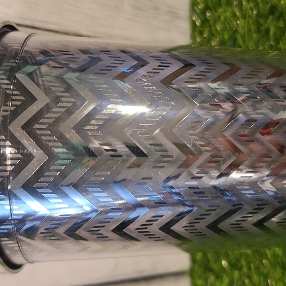 Giveaway-SILVERTONE ZIG ZAG Tumbler and lid Acrylic silvertone lid w metal straw - Picture 4 of 8